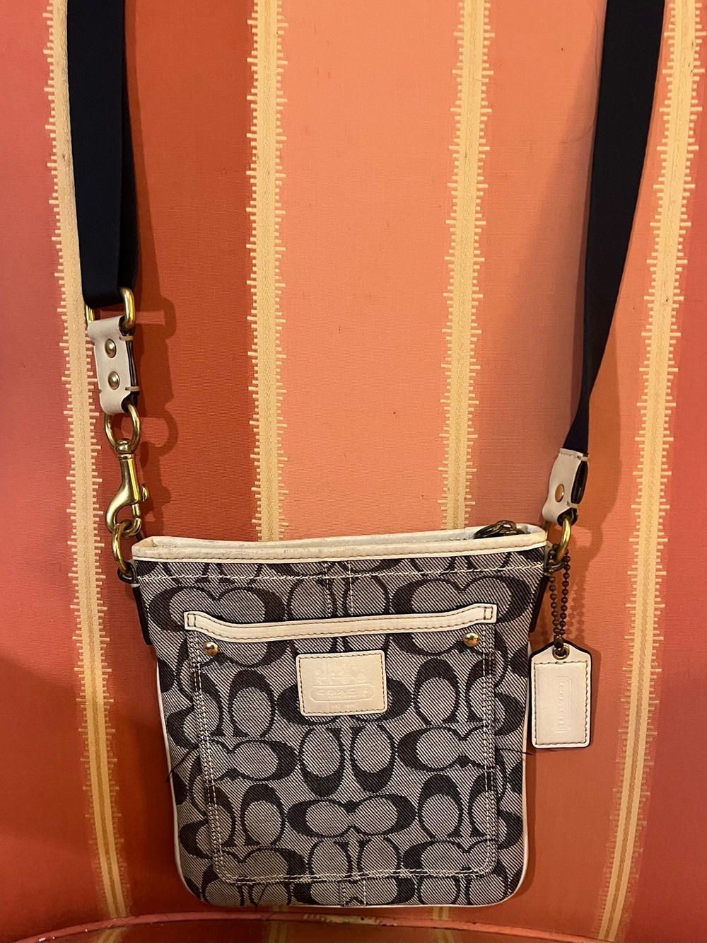 Coach Signature Swingpack Crossbody 🖤 Navy/Putty